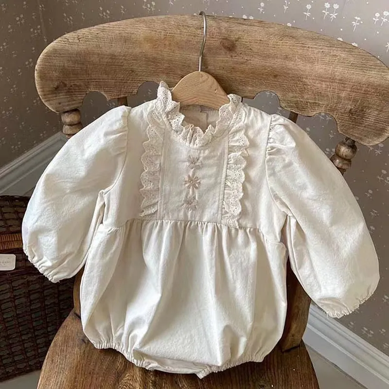 Cosplay 2023 Arrivel printemps bébé broderie barboteuse filles à manches longues combinaison vêtements fille Beige pétale col body vêtements 0 2Y 230802