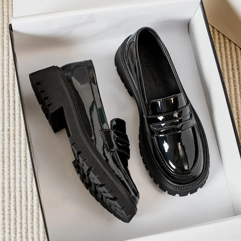 Klänningskor patentläder balettlägenheter loafers oxfords kvinnliga skor brittiska stil trattor plattform avslappnad sneaker rund tå b 230801