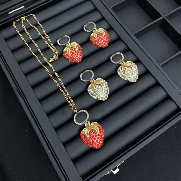 Retro Strawberry Diamond Earrings Designer Letters Tryckta smycken Set varumärke Rhinestone Halsband Studs Women Designer Pendants 2308034Z