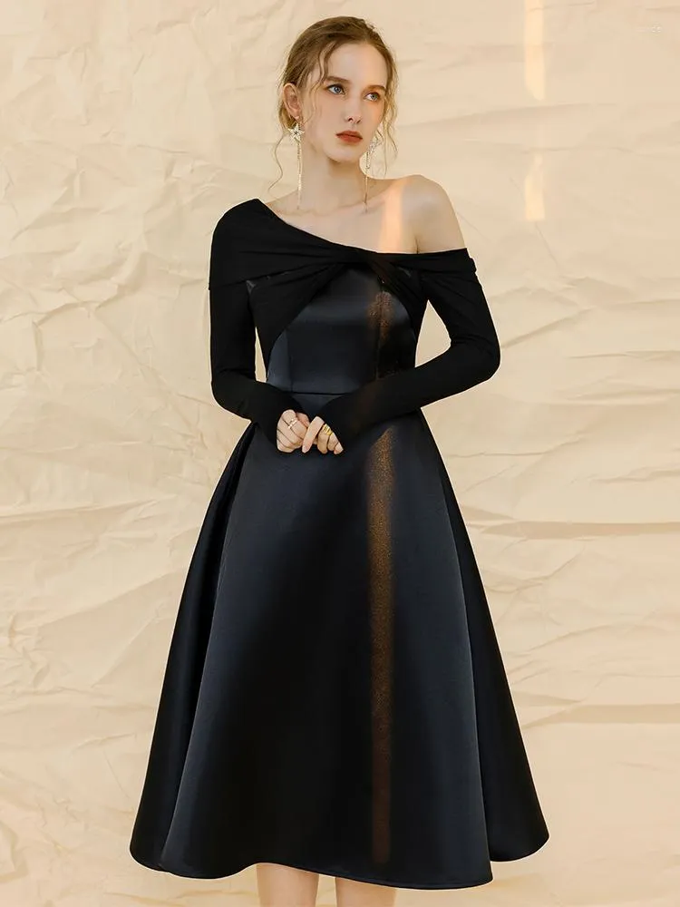 Robes décontractées YIGELILA Automne Mode Femmes Robe Noire Col Diagonal Manches Longues Élégant Dîner A-ligne Mi-mollet 67543