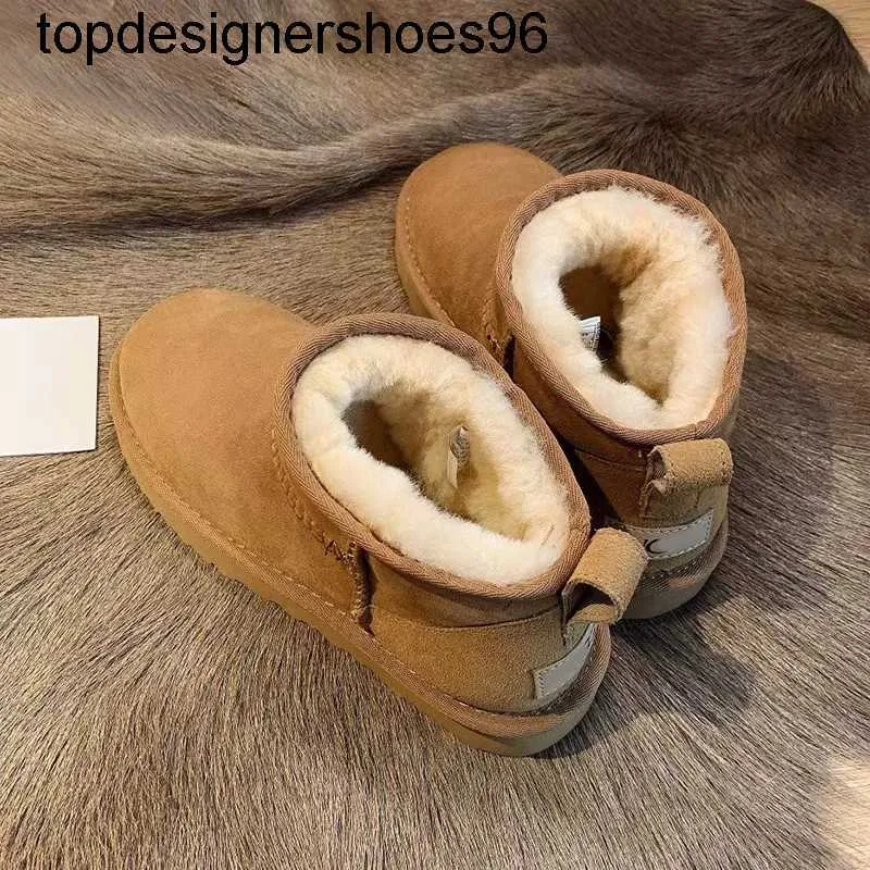 Ny 2023 Australien Designer Mini Snow Boots Mens Women Booties UGSS Fashion Brand Winter Boot Australie Scuffs Wool Shoes Fårskinn för män Storlek 11 12 EU 43 stövlar