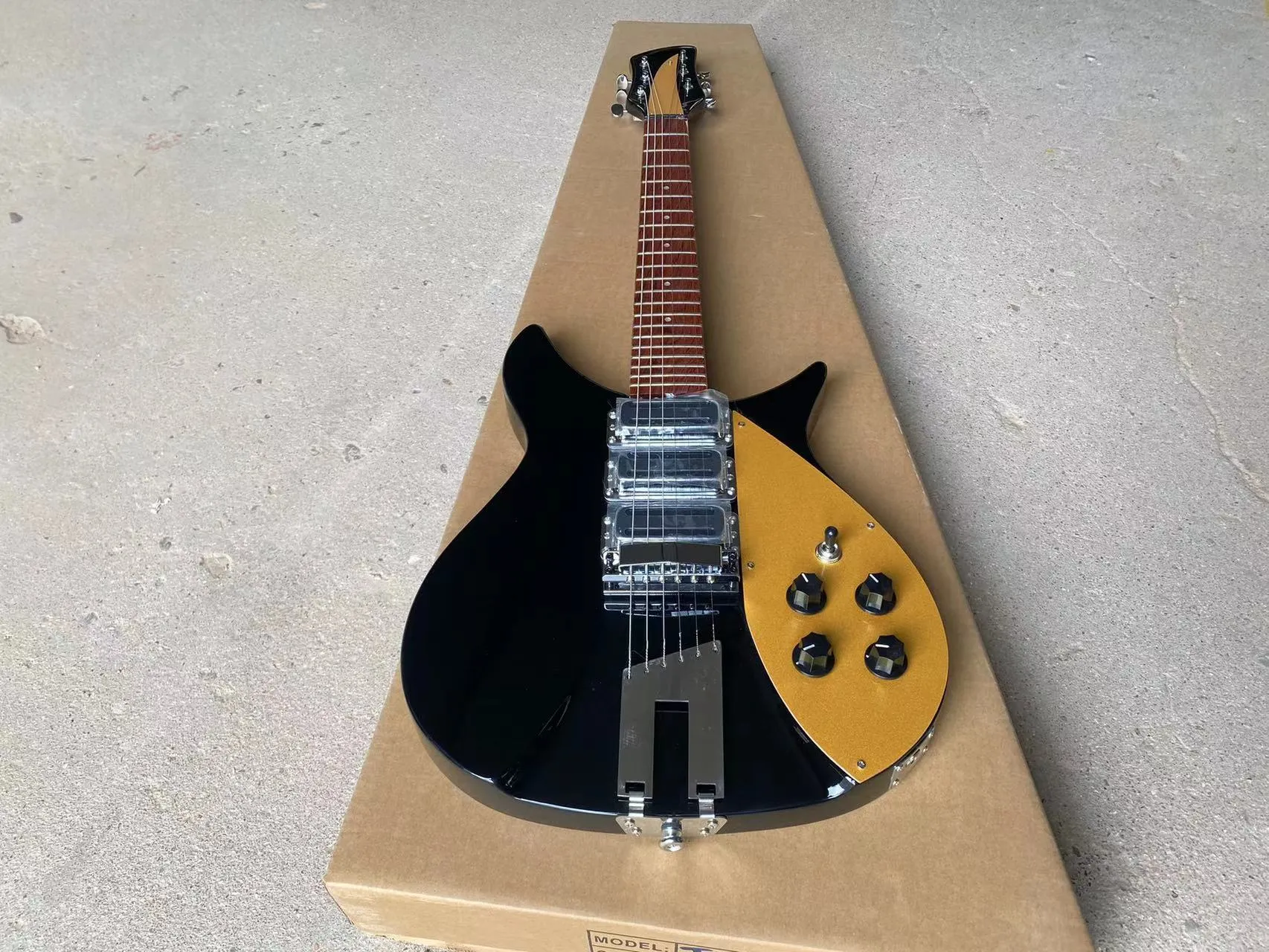 Niestandardowe czarne 325 Model gitary hurtowe z Chin odstępy akordów 20,75 "Długość skali Black Color Guitarra Darmowa wysyłka 3 pickupy