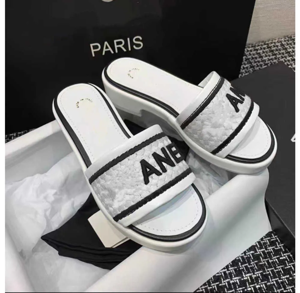 France Vacances Semelle Plate Femme Pantoufles Mule Vacances Rome Diapositives Confort Tricot Conception Sandale 2023 Classique Cha Mode Luxe Designer Chaussures