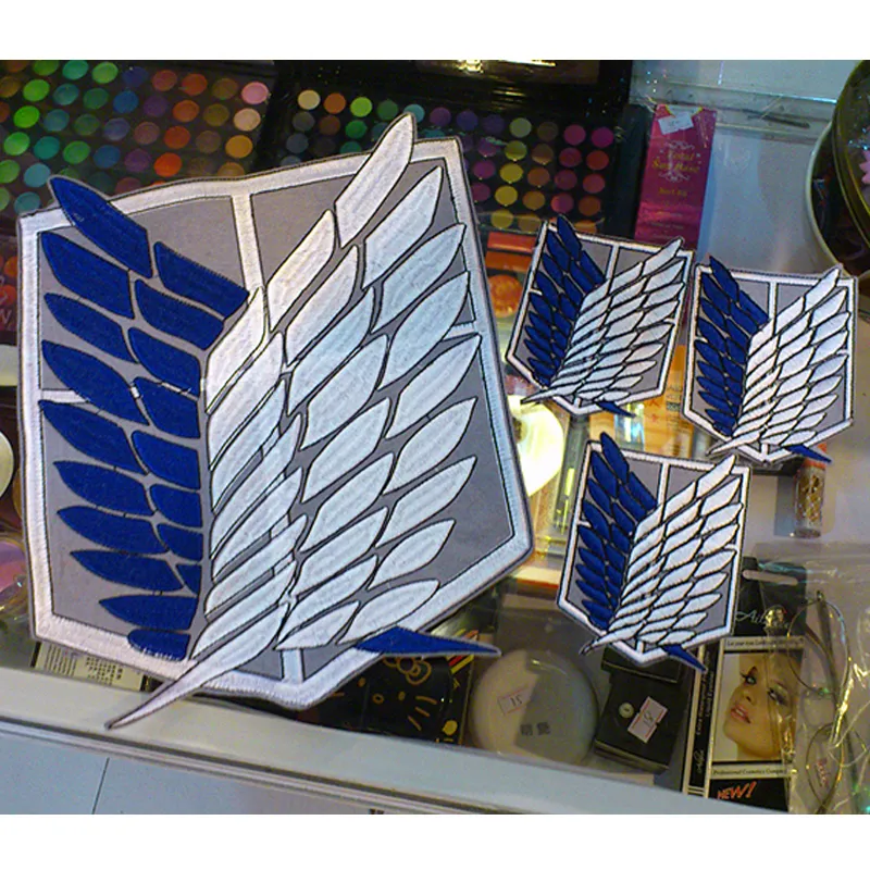 Autocollants de jouets pour enfants 4pcsset Attaque sur Titan Survey Corps Wings Autocollants en tissu Anime Ver. Recon Corps Emblème Shingeki no kyojin Cosplay Bleu Badges 230802