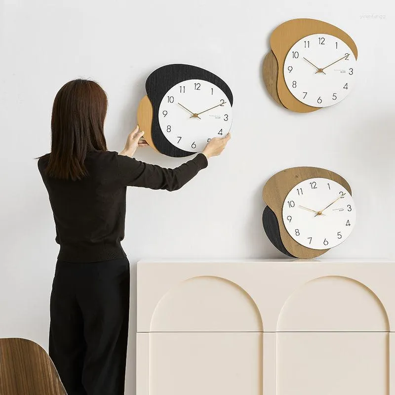 Relojes de pared, reloj rojo de Internet nórdico sin perforaciones, decoración sencilla, lujosa sala de estar, decoración moderna y a la moda