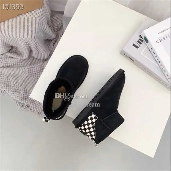 كلاسيكيات الأزياء Mini Short Boots تحافظ على ثلج الأحذية الثلجية للنساء الجديد من فراء الأغنام الشتوية المتكاملة بالإضافة