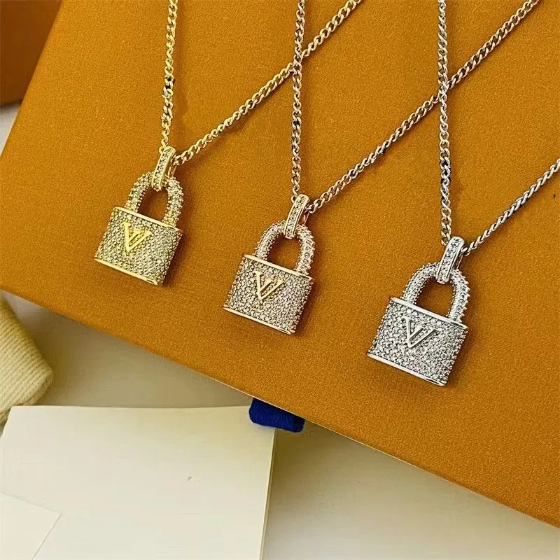 Collier classique en acier titane avec serrure pour femme, cadeau de l'alphabet en or et argent pour les mariages de petite amie, serti de bijoux de créateur en diamant, ne se décolore pas