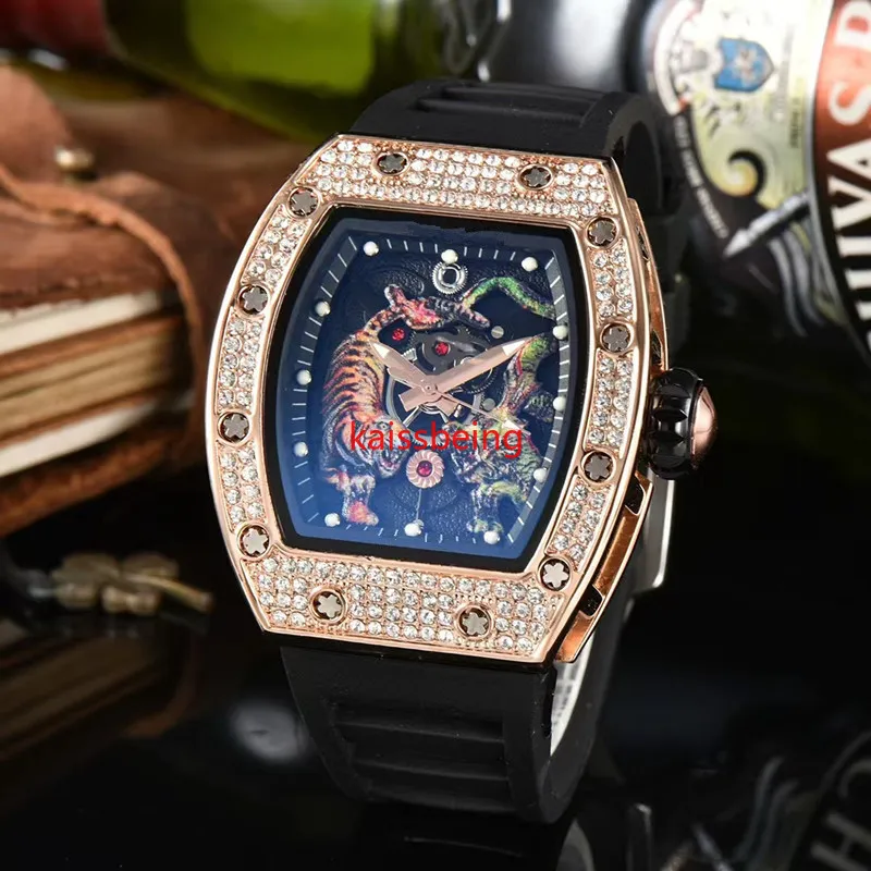 2023 Multi-função Automático de 3 pinos Top AAA Relógio Masculino Luminoso Dragão Tigre Diamante Padrão Quartzo