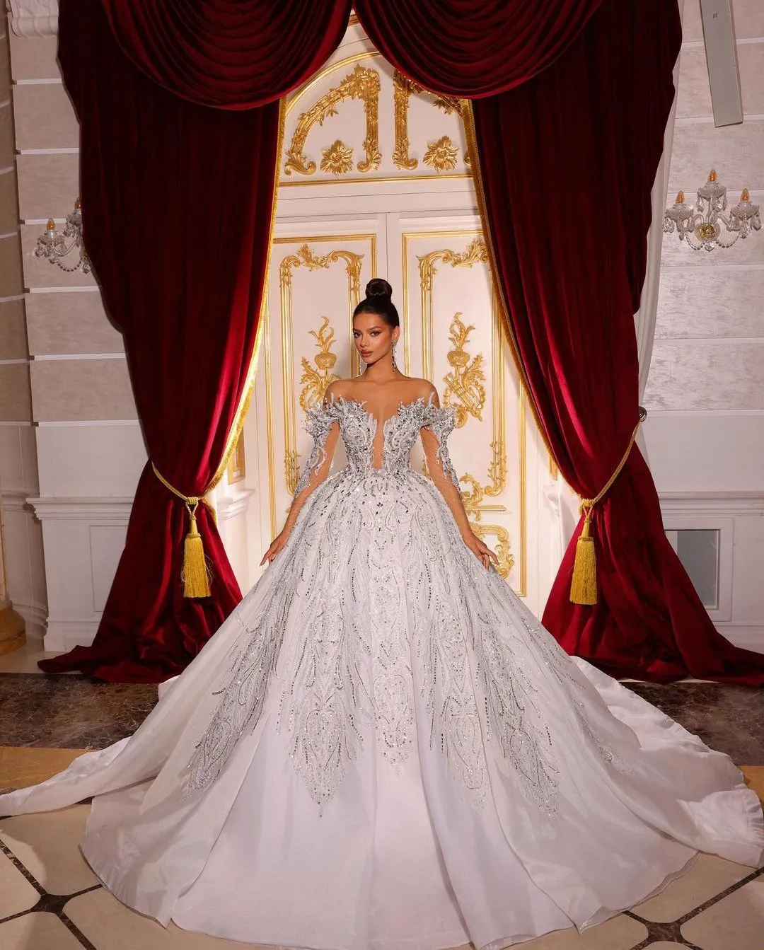 Luxury Ball Gown Wedding Dresses Long Sleeves V Neck Sequins Appliques Diamonds Floor Length Beads Lace-up 3D Lace Crystals Bridal Gowns Dress Vestido de novia