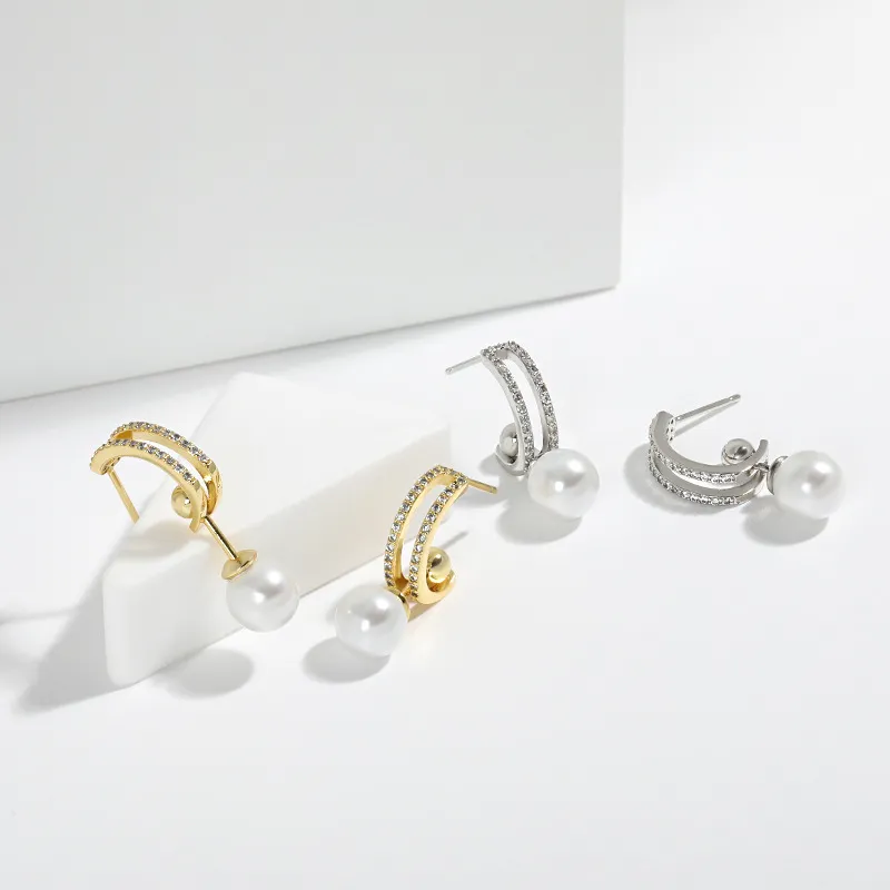 Ohrstecker aus 925er Silber mit Somen's Crystal-Zirkonia in C-Form – vielseitig kombinierbar. Luxuriöses Design mit Perlenanhänger._voghion.com