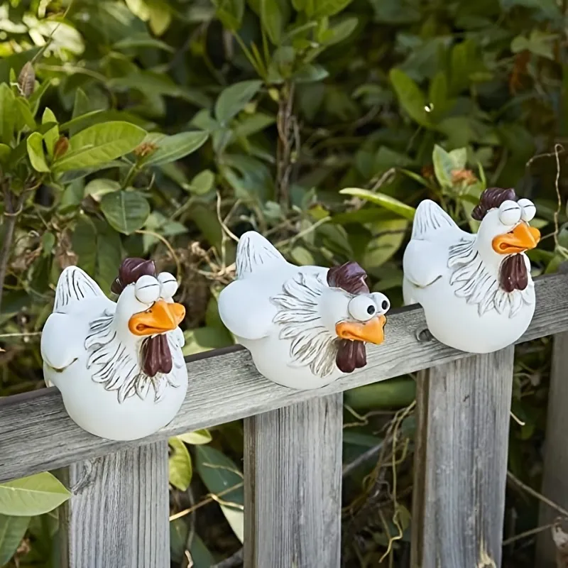 フェンスの上に座っている装飾的なオブジェクトの置物鶏肉の飾り庭の彫像outhore rooster wall art yard culptures farm patio lawn decoration 230802