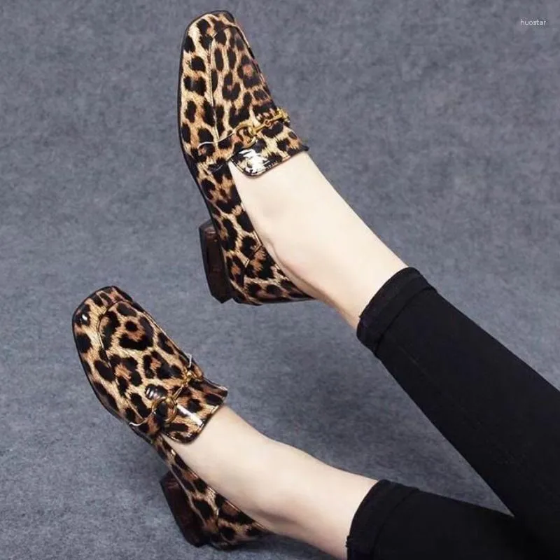 Sapatos sociais feminino bico quadrado único verão 2023 botão de metal salto leopardo para mulheres retrô raso deslizamento em bombas femininas