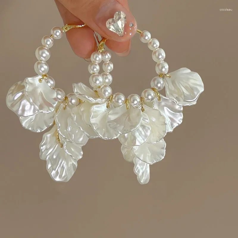 Orecchini a cerchio AENSOA Orecchino di perla con fiore in acrilico bianco coreano per le donne Fashion Petal Floral Pendientes Statement Jewelry 2023