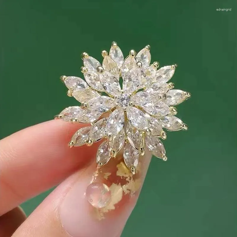 Brooches Female Fashion Vintage White Crystal Snowflake For Women Luxury Yellow Gold Color Alloy Round Brooch Safety Pins