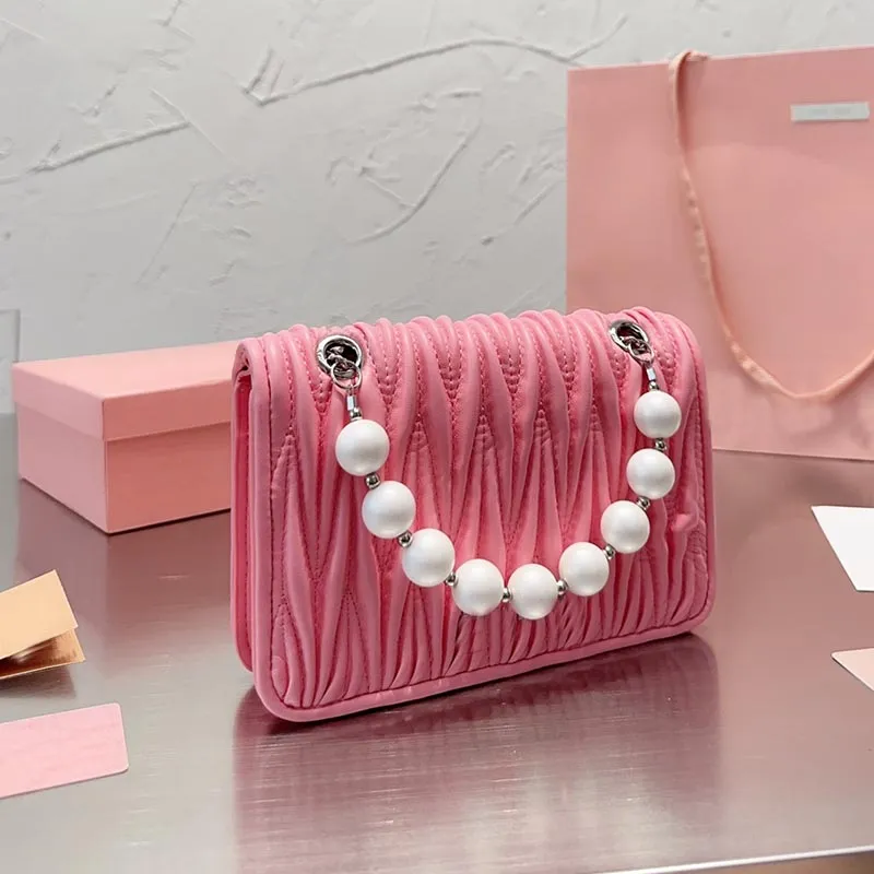 İnci Zincir Çanta Pembe Tasarımcı Çanta Debriyaj Çantası Kadınlar Flep Mini Çanta Pileli Koyun Dinini Lüks Cüzdanlar Crossbody Kozmetik Çanta Omuz Çantası Çanta Çanta Koltuklu Çanta Torbası