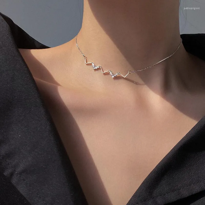 Hängen 925 Sterling Silver Wave Shaped Halsband för kvinnor Fashion Collar Chain Simple Temperament Pendant Wedding Party Gift