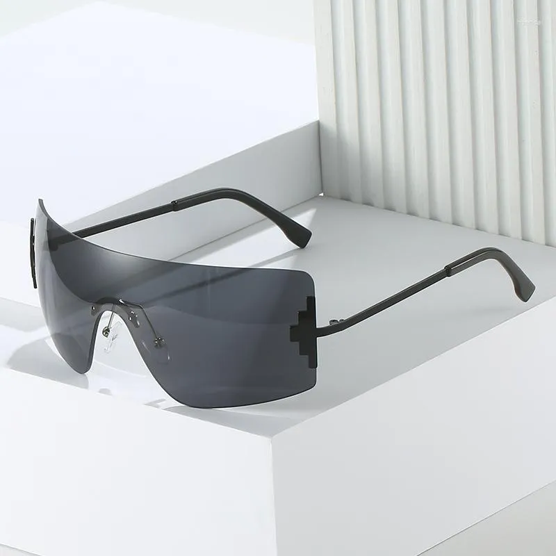 Solglasögon 2023 Fashion European och American Personalized Large Frame Glass för kvinnor