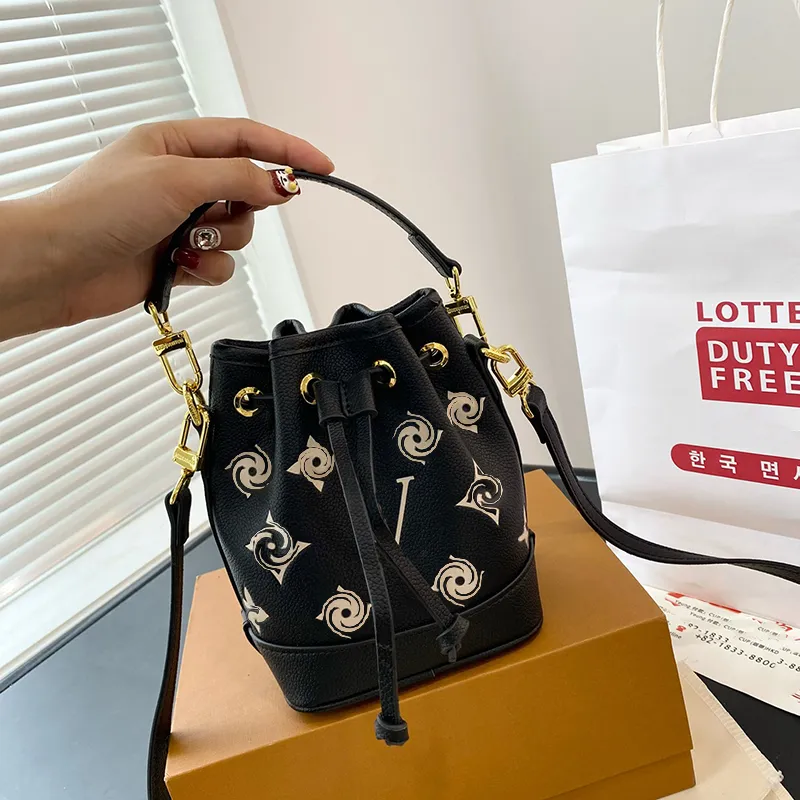 Lady Luxury Tasarımcılar Çanta Kovaları Üst Çantalar Çanta Crossbody Buck Bag Kadın Tasarımcı Tote Klasik Drawstring Omuz Cüzdan CSG2404182-12