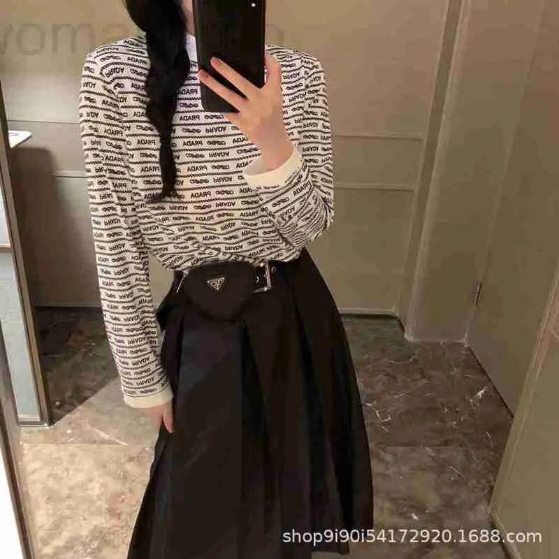 Women's Two Piece Pants DesignerPrinting Venue Leisure Long Sleeve T- Waistpack Pleated Skirt Set for Age Reducing Fashion ELEH