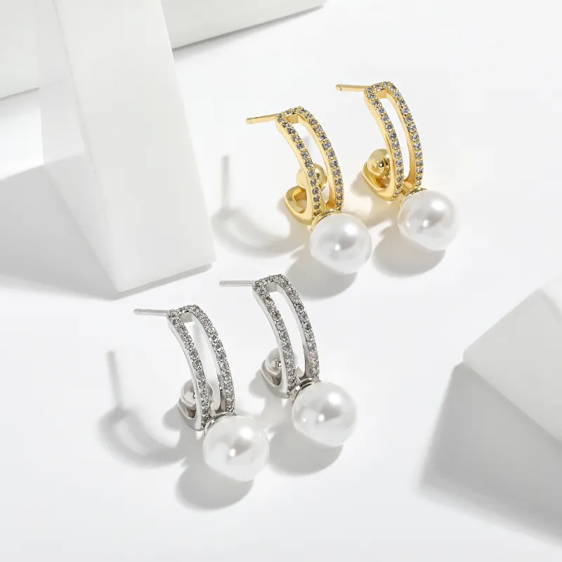 Ohrstecker aus 925er Silber mit Somen's Crystal-Zirkonia in C-Form – vielseitig kombinierbar. Luxuriöses Design mit Perlenanhänger._voghion.com