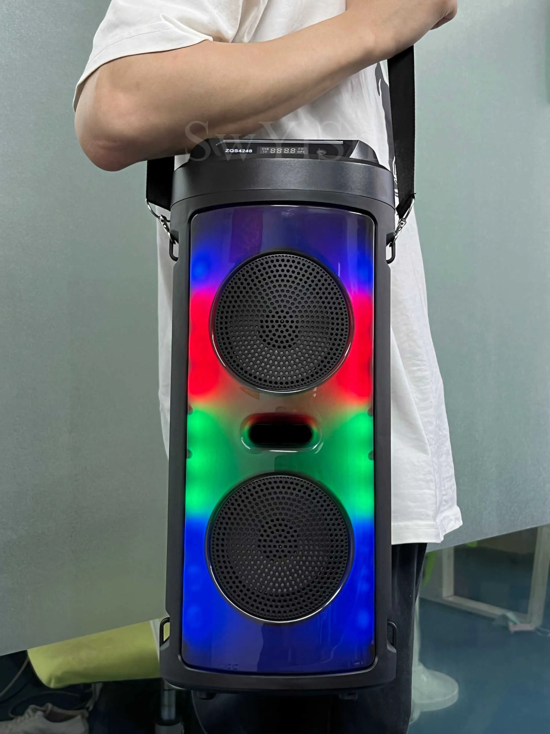 Draagbare luidsprekers Draagbare Bluetooth-luidspreker Draadloze buitenstereo Subwoofer Type Square Dance-muziekondersteuningskaart