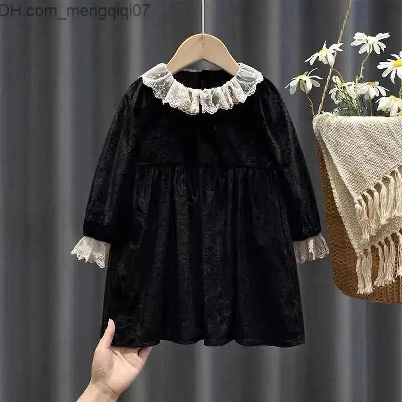 Vestidos de menina Roupa de banho masculina Fofa e bonita Menina Vintage Apertado Decote de renda Manga bolha Vestido de peça única Adequado para crianças no outono e inverno Z230803