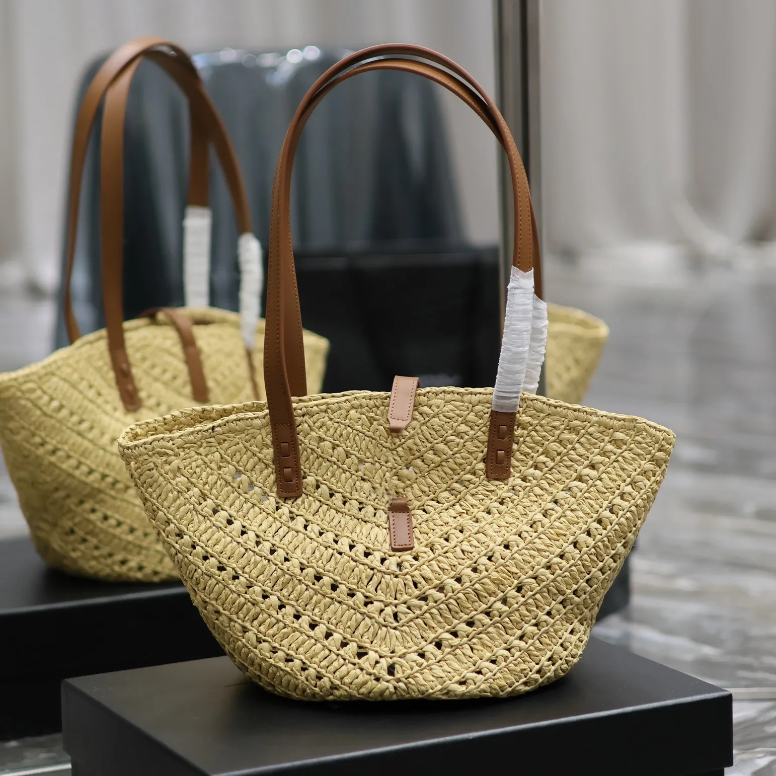 Women Raffia medium leather-trimmed tote bag Basket Straw Bag Palm and Leather Designer Hand Woven Cross Body Open Beach Handbag Ladies Summer Weave Shoulder Bags