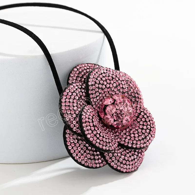 Glänsande rosa strass flower halsband för kvinnor trendiga eleganta damer långa snörning upp repkedjor choker krage på nacken smycken