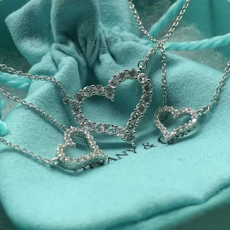 Подвесные ожерелья дизайнер S925 серебряный серебряный свет роскошная любовь инкрустация с бриллиантовым ожерельем в форме сердца белое золото подвесное подвесное ключи