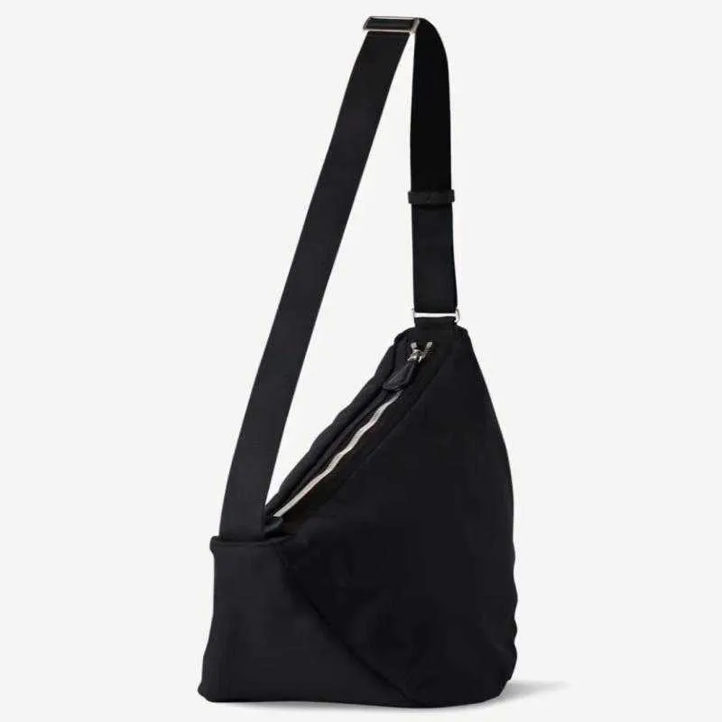 Raden banan och koreansk halv rund nylon casual kvinnors väska halvmåne underarm halv månväska crossbody väska