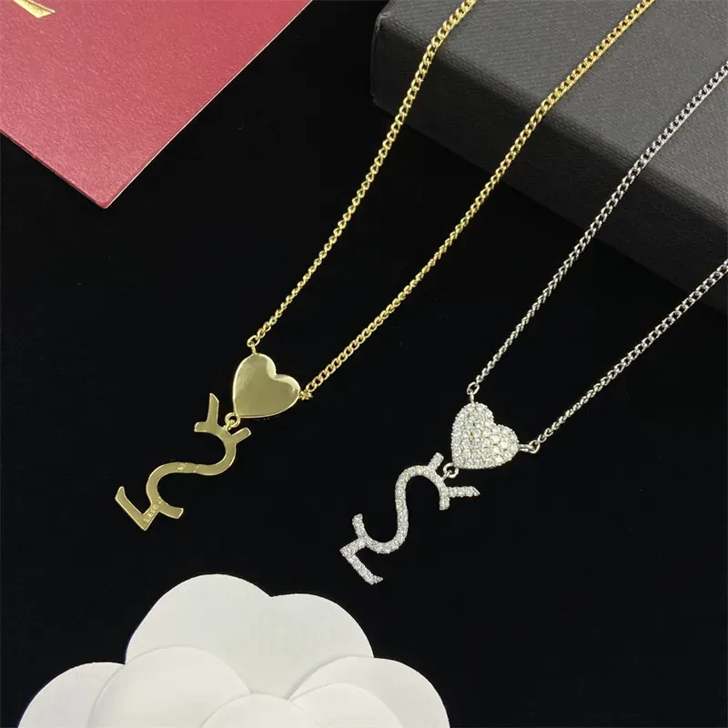 Designer Silver Necklace Letter Heart Pendant Halsband Womens Luxurys JewerLry Diamonds Halsband Fashion Gold Neckor 18K Gold Plated G23841D
