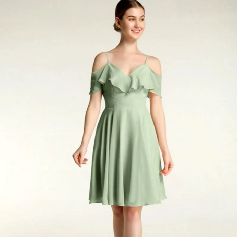 Robes de soirée Robe de soirée verte en mousseline de soie Modeste sur l'épaule Spaghetti Strap A Line Doux Satin Graduation Genou Longueur