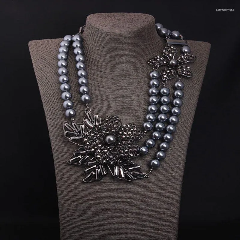 Kedjor Europeiska och amerikanska modeimitation Pearl Multi-Layer Flower Gemstone Short CollarBone Halsband Tröja kedja smycken