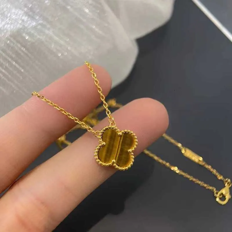 Strängar, strängar designer v förtjockad plätering 18k guld steg fyrblad klöver halsband kvinnlig charm färgglad tiger ögon sten ben kedja weuk