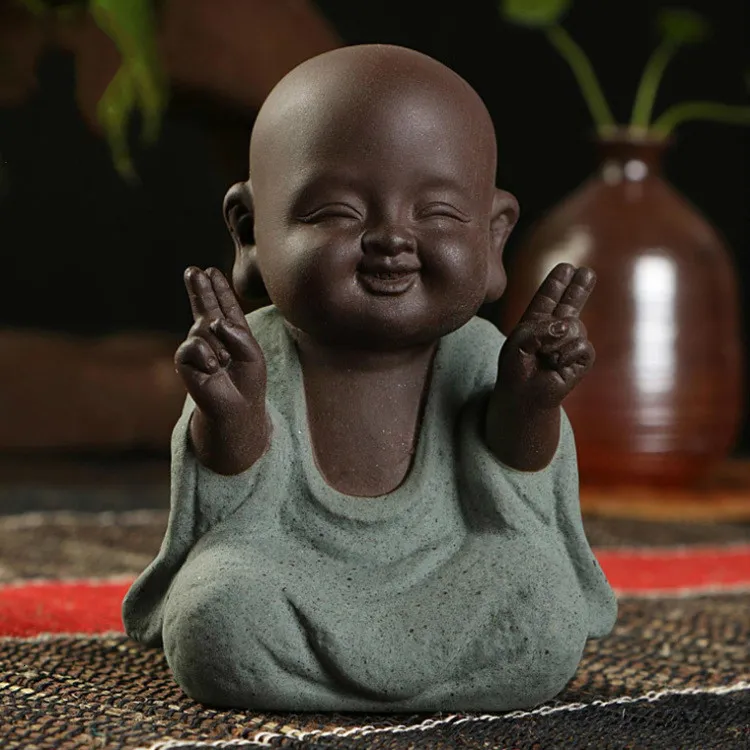 Dekorativa föremål Figurer Buddha -statyer Små Monk Color Sand Ceramic Home Club Geomantic Decoration Purple Figurine Te Pet 230804