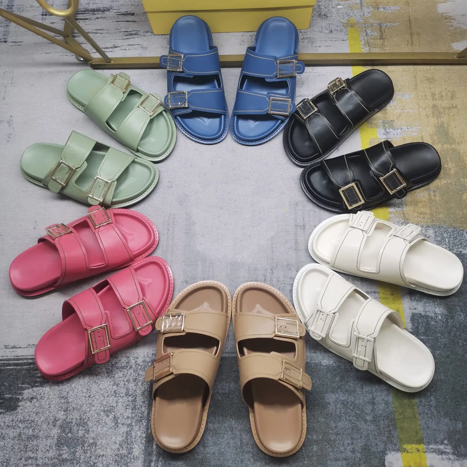 Lyxvarumärke Casual Sandals, senaste F-typ kvinnors skor, tofflor, äkta läderskor i toppklass, designer spännsandaler, platta klackar, bekväma tofflor