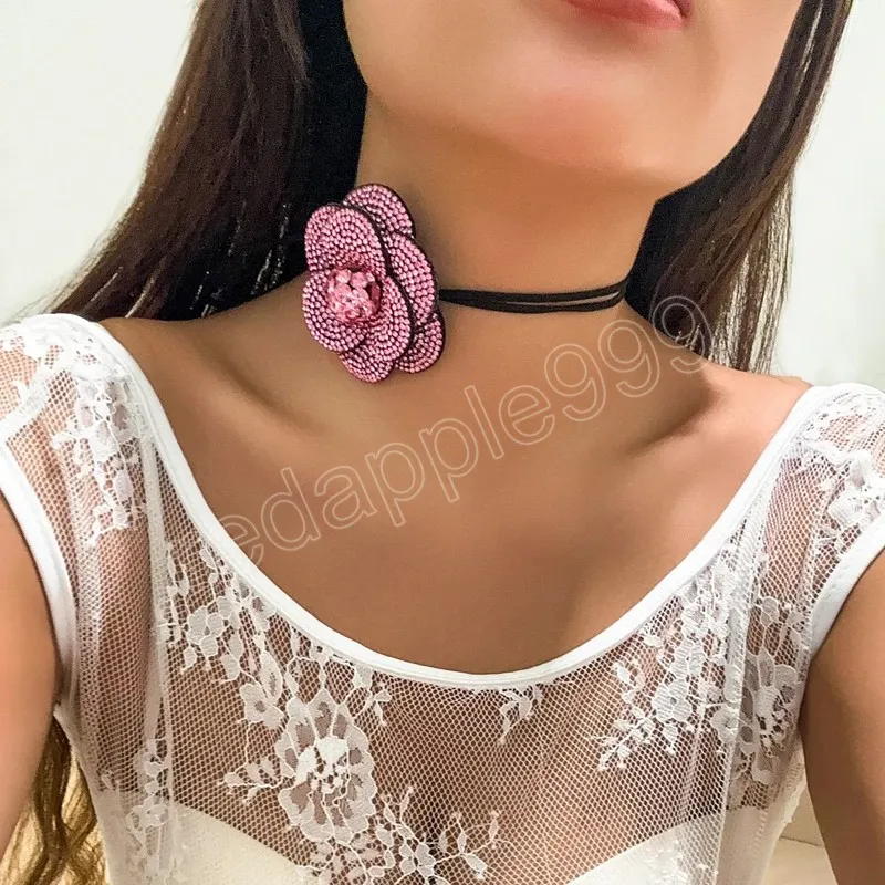 Glänsande rosa strass flower halsband för kvinnor trendiga eleganta damer långa snörning upp repkedjor choker krage på nacken smycken