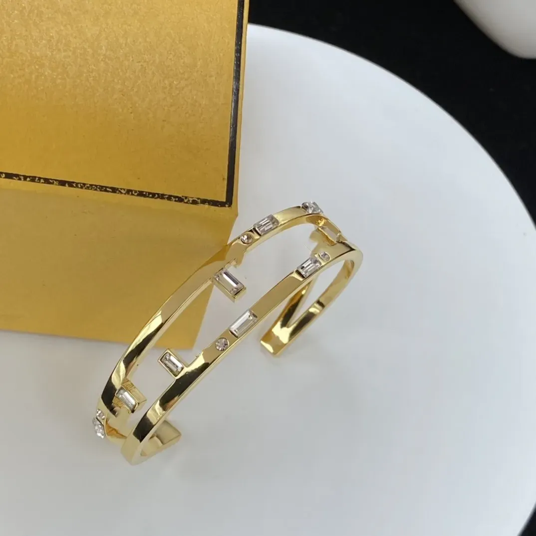 Lyxdesigner Armbandkedja Classic Black Agate Bangle 18K Platinum Plated Women's Engagement Smycken försvinner inte