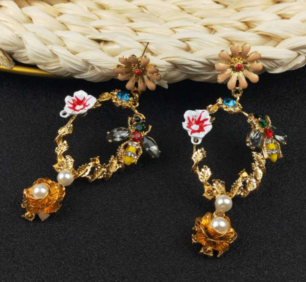 Trendy and fashionable earrings drop oil flower studded bee with personalized Baroque geometric hollowed out earrings