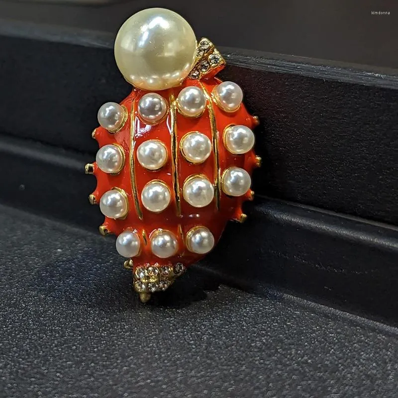 Broches Ancienne broche en perles de conque en émail fabriquée à partir d'antiquités occidentales médiévales