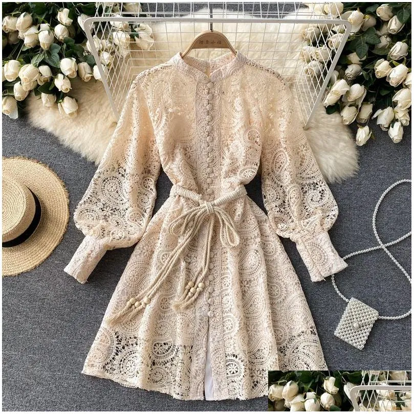 Grundläggande avslappnade klänningar Runway Designer Vintage Mini Dress Hollow Out Brodery Stand Collar Lantern Sleeve Bow Sashes Spet Up Party 2 DHE46