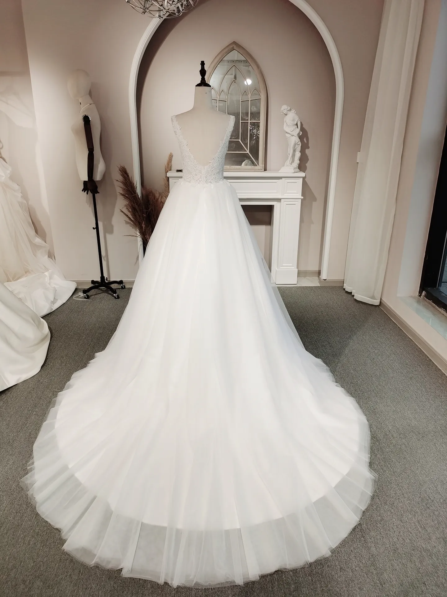 Elegant Sleeveless Lace Tulle Wedding With Beaded Belt Elegant Sleeveless Lace Tulle Wedding With Beaded Belt