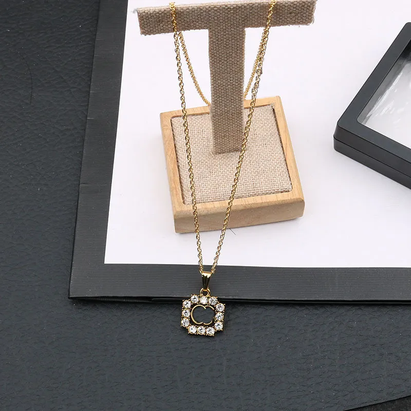 Designer de moda 18k banhado a ouro homem mulheres pingente colares liga material marca carta links correntes cristal strass colar jóias presente