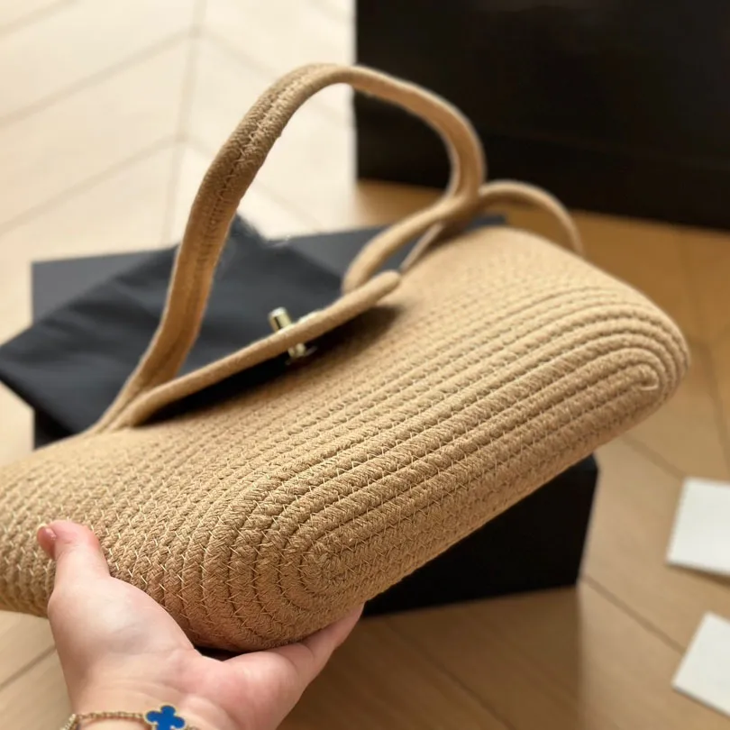 Stylische Strandtasche. Sommerliche Must-Have-Korbtasche mit integriertem Urlaubs-Chic-Artikel. Unterarmtasche für Pendler