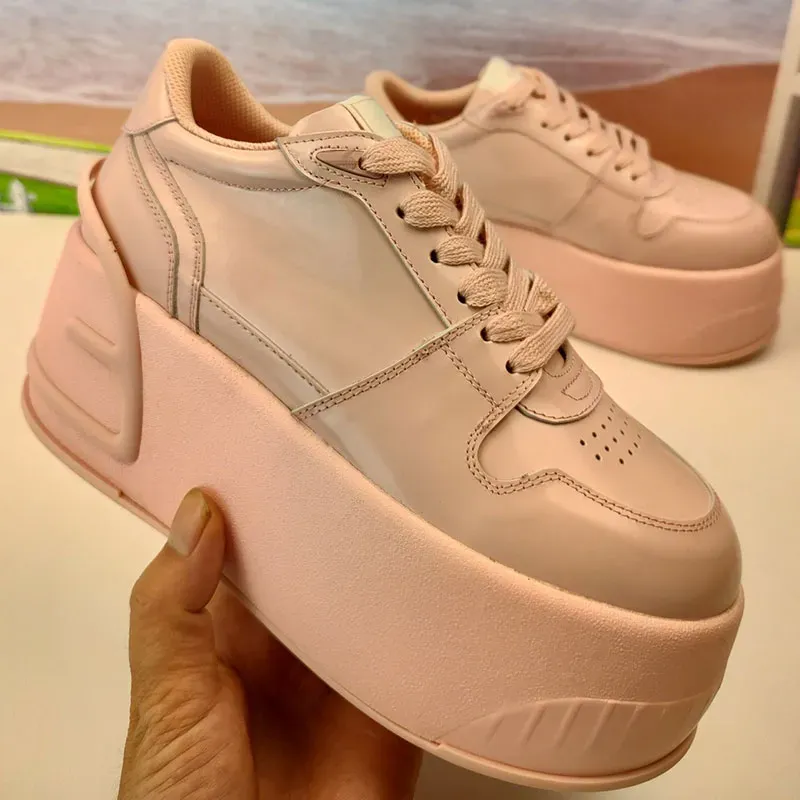 Vår sommaren 2023 Kvinnaskor Fashion Show Beige Leather Low-Tops Platform Sneaker 7 cm Hög gummiplattform Sula med överdimensionerad präglad F-motivstorlek 35-42