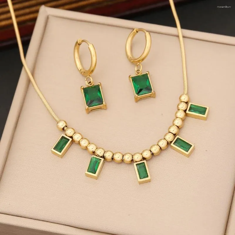 Kedjor A001 Emerald Zircon Necklace Green Stone Set rostfritt stålarmband CZ Earring Top Quality