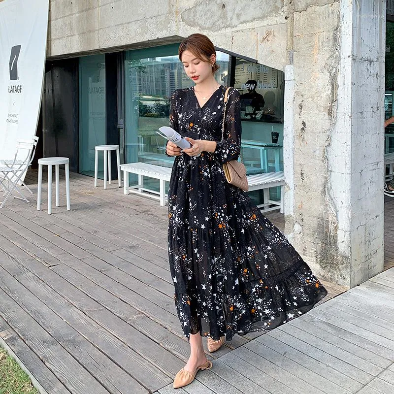 Vestidos casuais Starry Sky Print Dress 2023 Spring Fashion Retro Elegant Stretch Waist Big Swing Black Chiffon V-neck Feminino