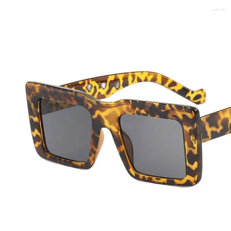 Solglasögon Stor ram netröd med samma stycke 2023 Slim Retro Square Street Shooting Catwalk Shape Ladies Glasses