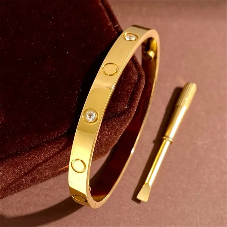Braccialetti Bracciale rigido con lettera Vite Bracciale in acciaio al titanio Viti braccialetti per le donne Designer di lusso cacciavite bracciali firmati gioielli da uomoQ1 alta qualità A
