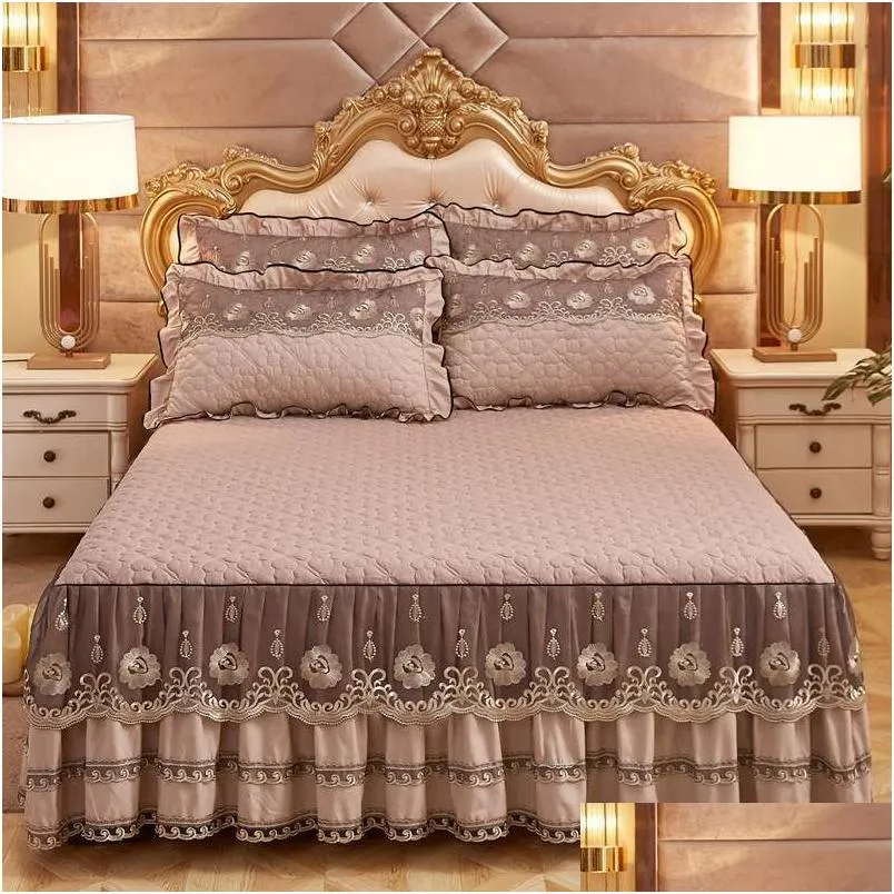 Set di biancheria da letto Copriletti di lusso europei e 2 pezzi Federa da letto in cotone spesso Gonna con bordo in pizzo Twin Queen King Size Set antiscivolo Dhmcl